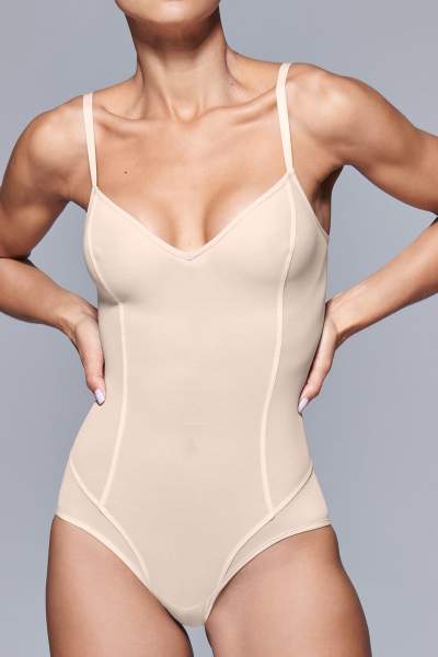 Der apricot farbene All Mesh Body von item m6 mit Shaping-Effekt und einer bequemen Schnittführung.