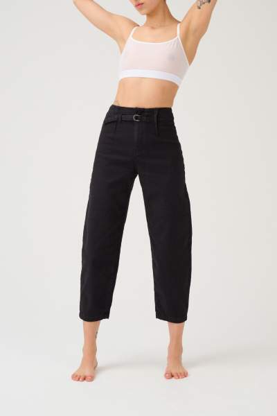 Die Relaxed High Rise Pants von item m6 in rinsed black.