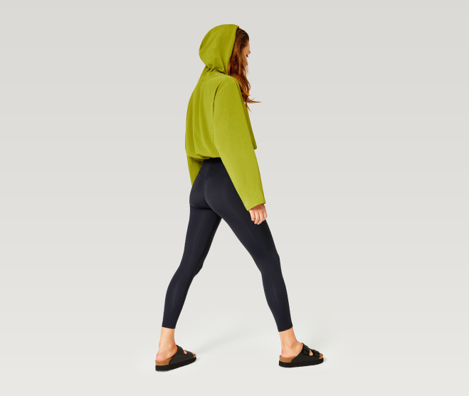 Jonge vrouw draagt legging met shaping effect